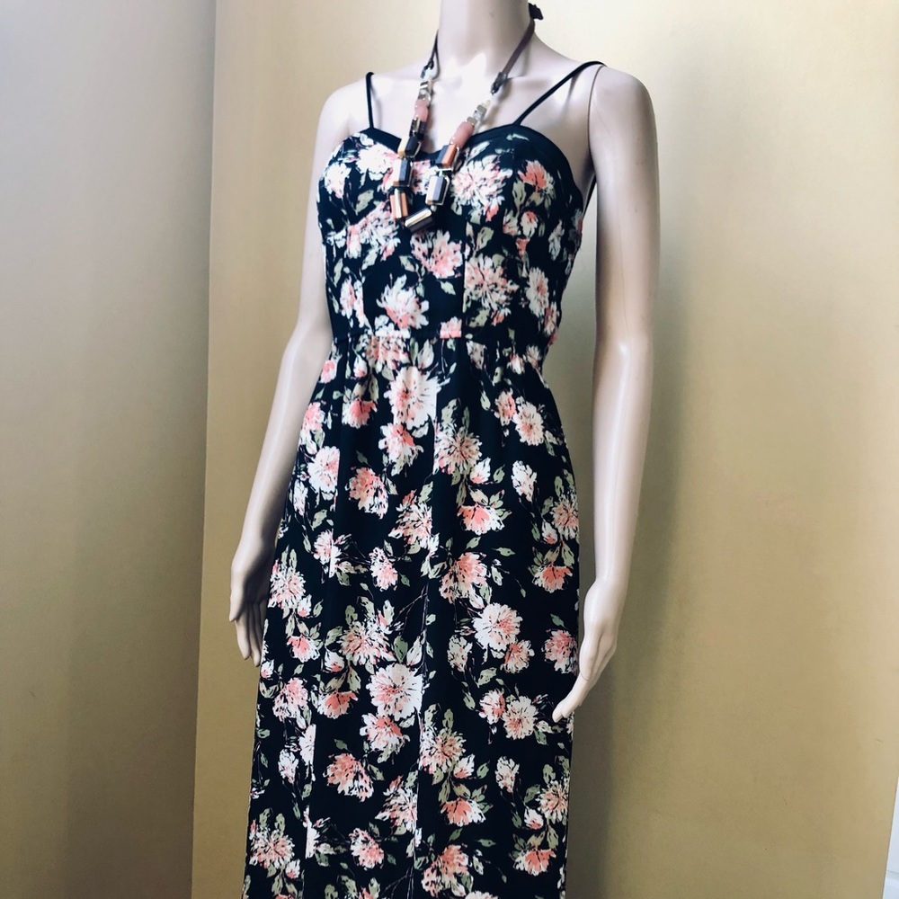 Flattering maxi dress ( petite friendly)